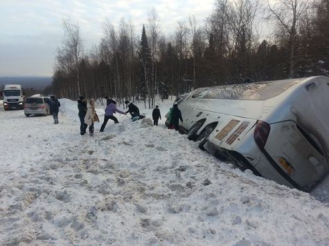 На трассе "Енисей" опрокинулся автобус. Фото ГУ МЧС России по Красноярскому краю